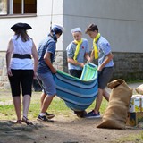 a před kterými je nucen vzít roha a ukrýt se. Jenomže nečeká, že bude nakonec naložen neznámými námořníky na loď plující pro něho neznámo kam.