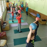 a s různými rehabilitačními pomůckami - například s malými míčky.