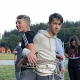…musí být svázaní jeden k druhému.