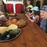 Hostina, že by se sliny sbíhaly. Kdo ochutná?