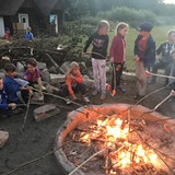 Oheň a opékání psího spřežení… tedy, libových buřtů samozřejmě.