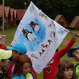 …okořeněného o důmyslné oddílové vlajky…