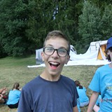 Nadšený mladý táborník Vojta Bouška s doprovodem.